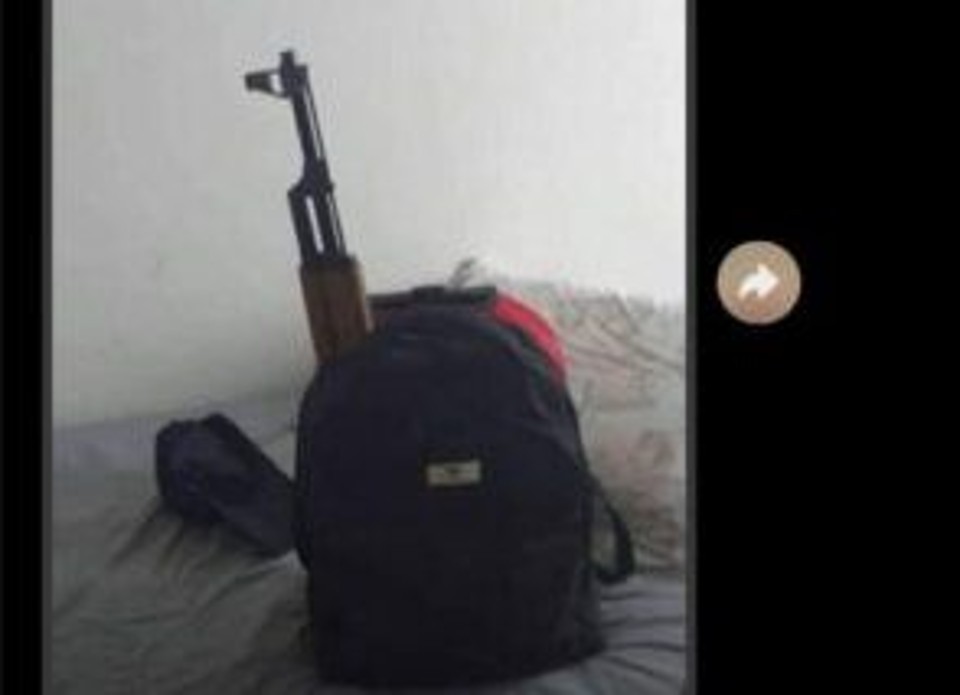 Imagem Ilustrando a Notícia: Adolescente é investigada por pegar foto de arma na internet e ameaçar massacre em escola