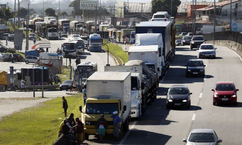 Imagem Ilustrando a Notícia: Caixa lança linha de antecipação de frete para caminhoneiros; confira taxas e prazos