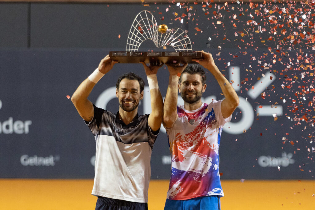 Imagem Ilustrando a Notícia: Fognini e Bolelli são campeões de duplas do Rio Open vencendo Bruno e Murray
