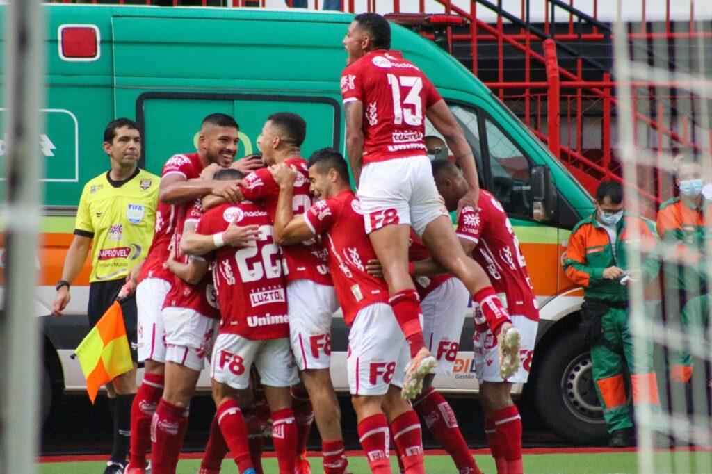 Imagem Ilustrando a Notícia: Vila Nova volta a vencer o Atlético Goianiense e também se garante na próxima fase do Goianão
