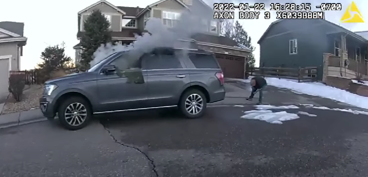 Imagem Ilustrando a Notícia: Policial quebra vidro de carro em chamas para salvar cachorro que ficou preso; confira o vídeo