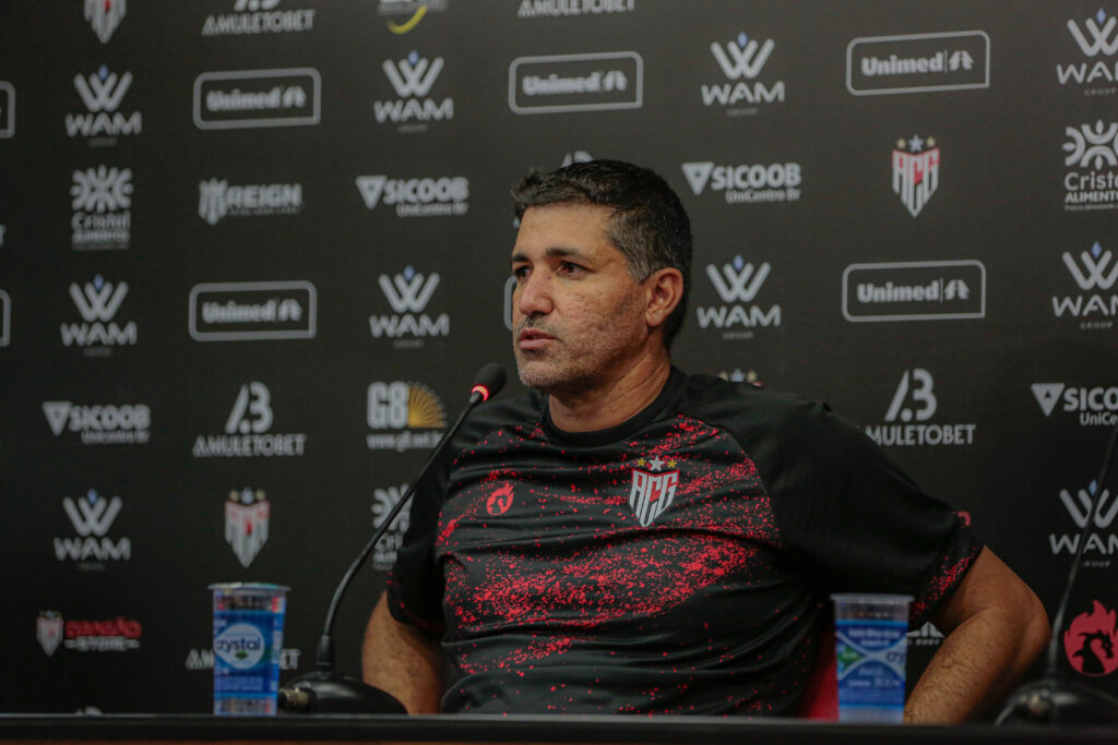 Imagem Ilustrando a Notícia: Após derrota para o Vila Nova, Eduardo Souza deixa o Atlético Goianiense
