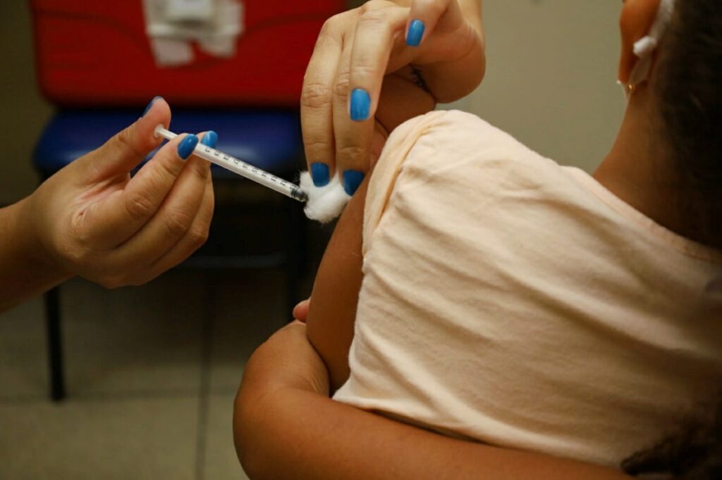 Imagem Ilustrando a Notícia: Crianças começam a ser vacinadas com a segunda dose da CoronaVac nesta terça (21) em Goiânia