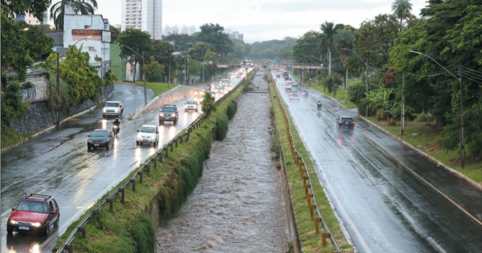 Imagem Ilustrando a Notícia: Chuvas na Região Metropolitana deixam árvores caídas e motoristas parados