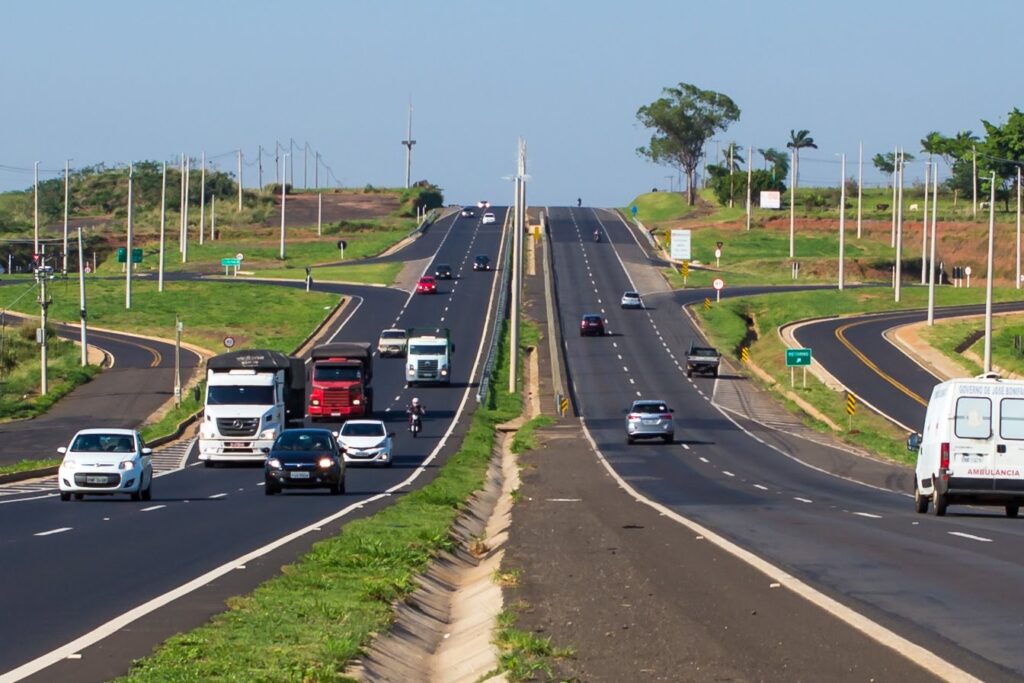 Imagem Ilustrando a Notícia: Leilões de rodovias somam mais de R$ 76 bilhões em investimentos; Triunfo Concebra aguarda ANTT