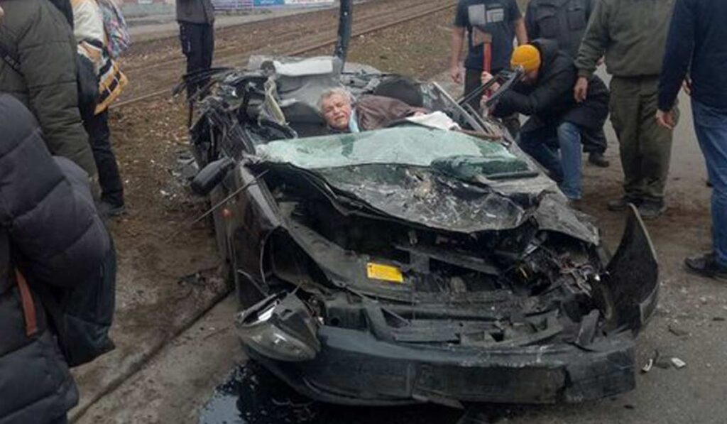 Imagem Ilustrando a Notícia: Carro é atropelado por tanque de guerra na Ucrânia, mas motorista sobrevive; veja vídeo