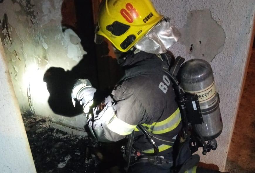 Imagem Ilustrando a Notícia: Mulher fica presa dentro da própria casa durante incêndio em Águas Lindas de Goiás