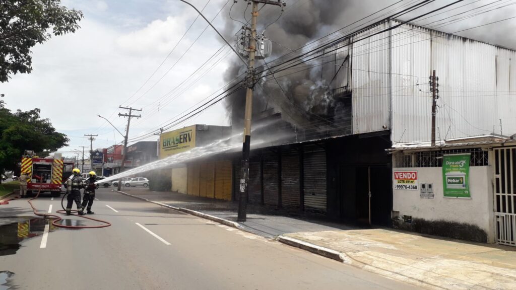 Imagem Ilustrando a Notícia: Bombeiros são acionados para combater incêndio em loja da Av. Castelo Branco, em Goiânia