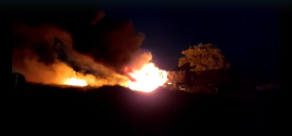 Imagem Ilustrando a Notícia: Incêndio em carreta interdita tráfego na BR-060, em Abadia de Goiás; veja vídeo