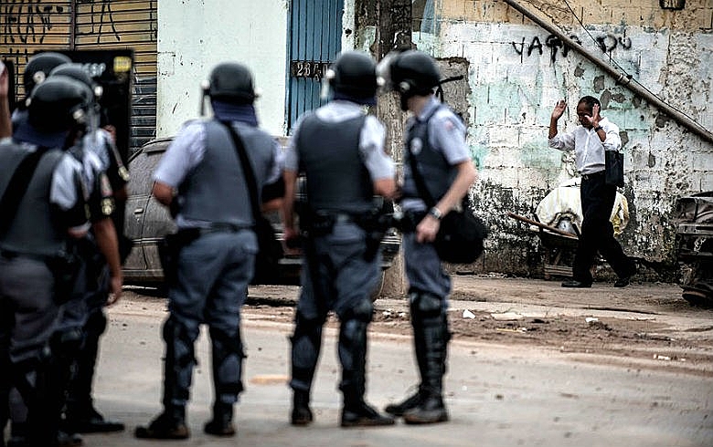 Imagem Ilustrando a Notícia: Pesquisa indica que 63% das abordagens policiais no Rio de Janeiro têm como alvo pessoas negras