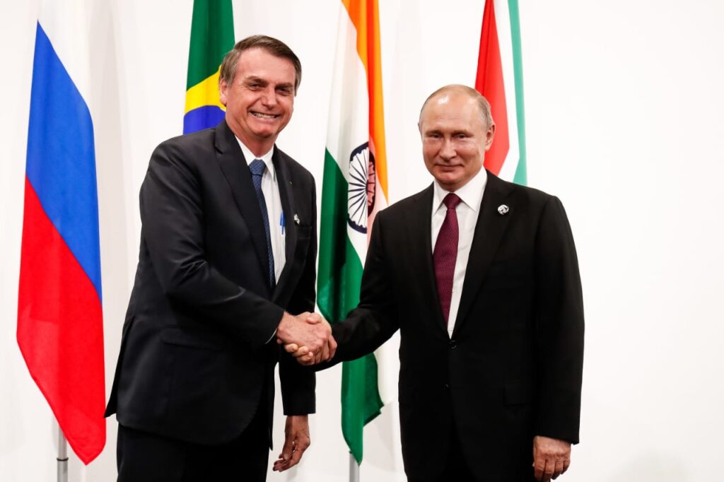 Imagem Ilustrando a Notícia: Jair Bolsonaro e Vladimir Putin discutem parceria sobre tecnologia militar