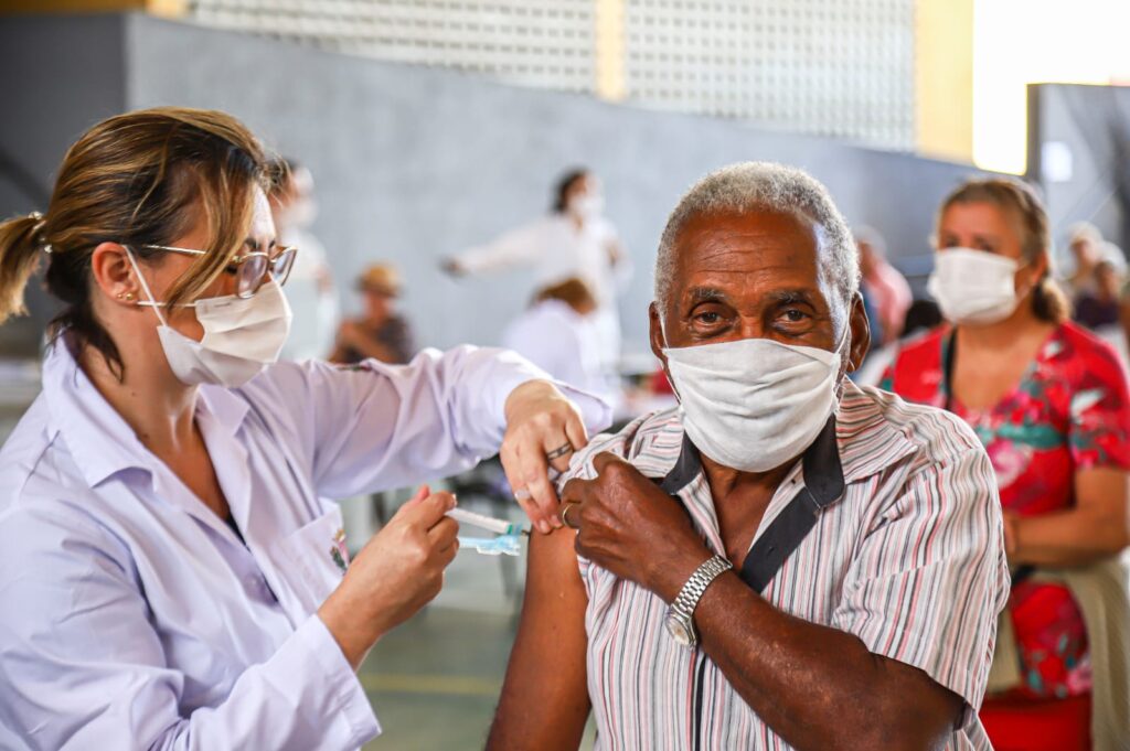 Imagem Ilustrando a Notícia: Vacinação: número de idosos que morrem de Covid é 25 vezes maior entre não imunizados