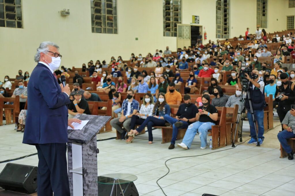 Imagem Ilustrando a Notícia: Caiado participa de congressos religiosos em Goiânia e Anápolis e discursa aos jovens