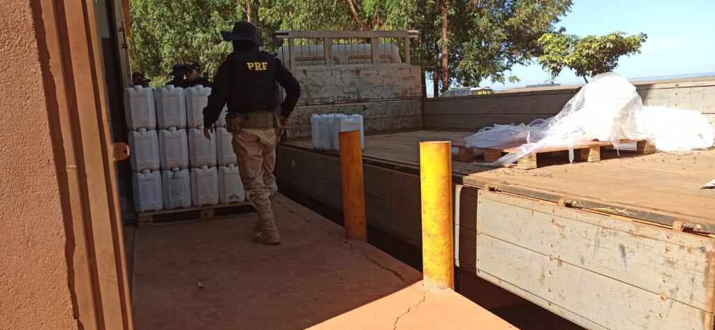 Imagem Ilustrando a Notícia: PRF apreende carga de defensivos agrícolas contrabandeados avaliados em R$ 300 mil