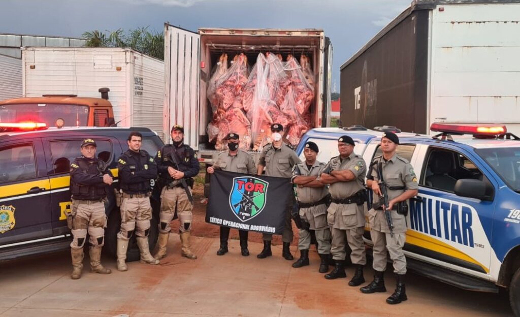 Imagem Ilustrando a Notícia: Em operação conjunta, PRF e PMGO recuperam carga de carne roubada avaliada em R$ 400 mil