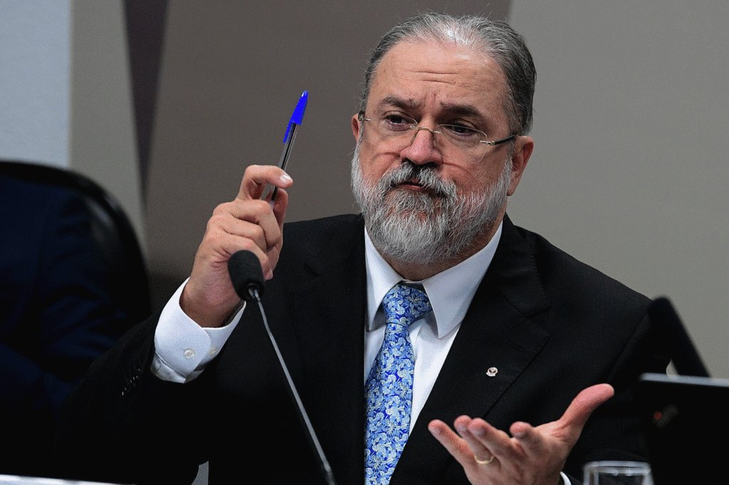 Imagem Ilustrando a Notícia: Augusto Aras testa positivo para covid-19 e não participa da sessão de abertura do ano legislativo