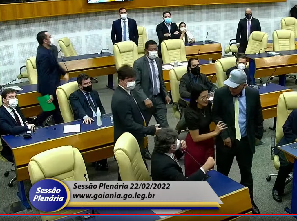 Imagem Ilustrando a Notícia: Clécio Alves renuncia liderança do MDB na Câmara após confusão por homenagem a Iris