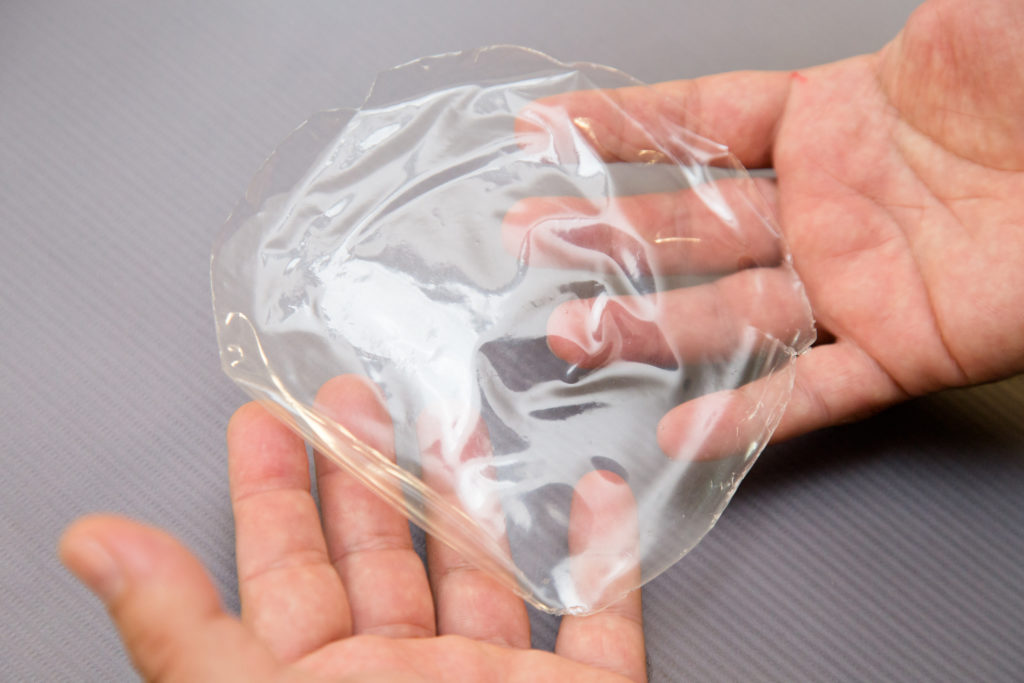 Imagem Ilustrando a Notícia: Pesquisadores da Unesp produzem ‘plástico comestível’ a base de gelatina e pimenta