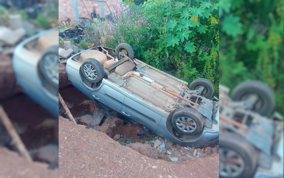 Imagem Ilustrando a Notícia: Carro cai em cratera aberta na rua de Pirenópolis