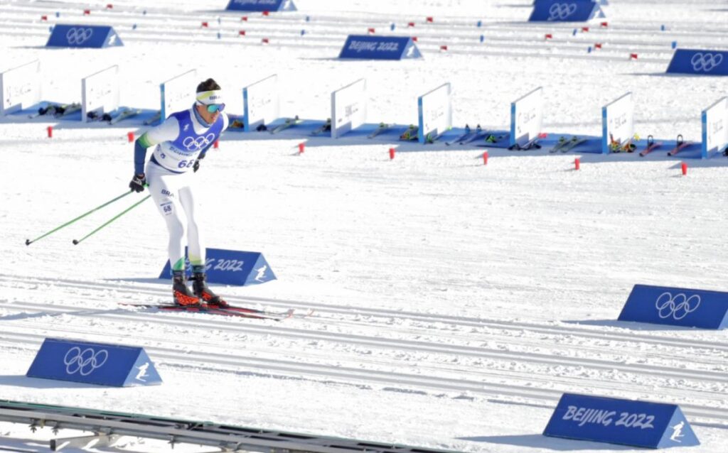 Imagem Ilustrando a Notícia: Em pista muito dura, Manex Silva não completa prova de esquiatlo Pequim 2022