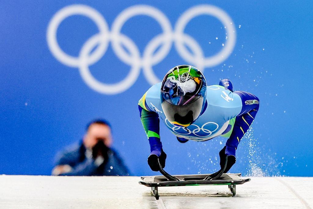 Imagem Ilustrando a Notícia: Com o 14º lugar no geral, Nicole Silveira promove a estreia do Brasil no skeleton em Jogos Olímpicos