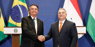 Imagem Ilustrando a Notícia: Bolsonaro e parlamentares assinam acordos voltados a defesa humana e saneamento de águas na Hungria￼￼￼