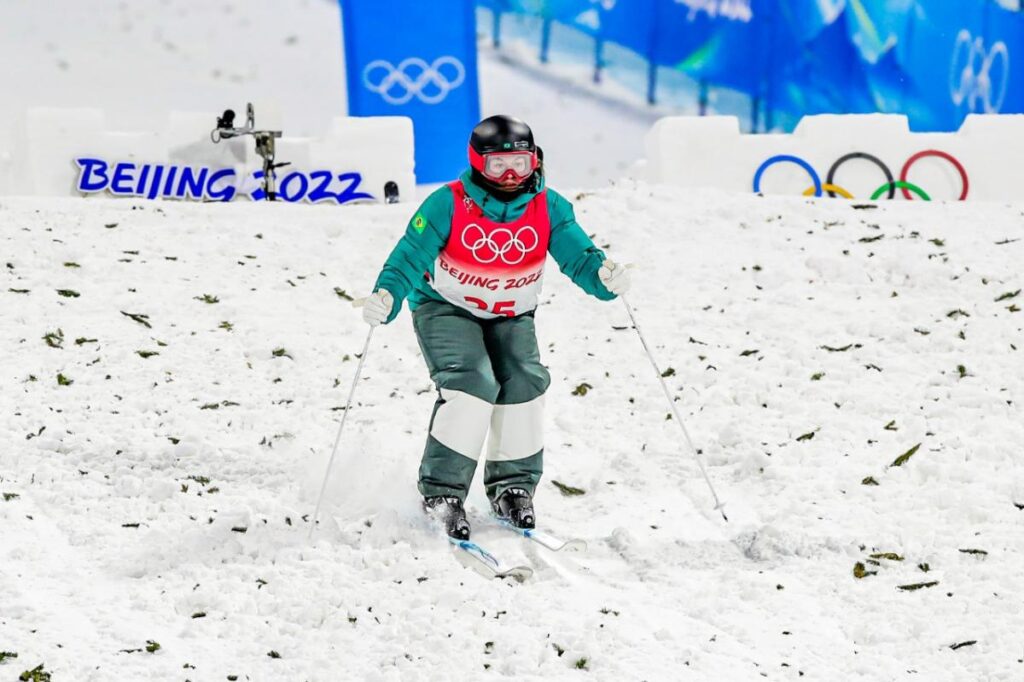 Imagem Ilustrando a Notícia: Em Pequim 2022, Sabrina Cass conquista o melhor resultado sul-americano da história em Jogos Olímpicos no moguls