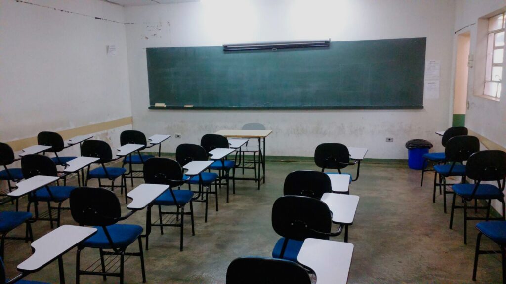 Imagem Ilustrando a Notícia: Mais de 100 escolas e Cmeis de Goiânia podem paralisar aulas nesta terça (15) em protesto por reajustes salariais; veja a lista
