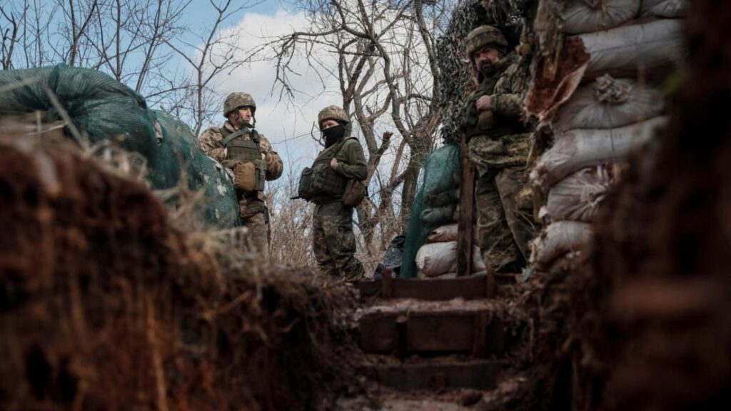 Imagem Ilustrando a Notícia: Após Putin reconhecer independência territorial, exército ucraniano treina voluntários em caso de invasão