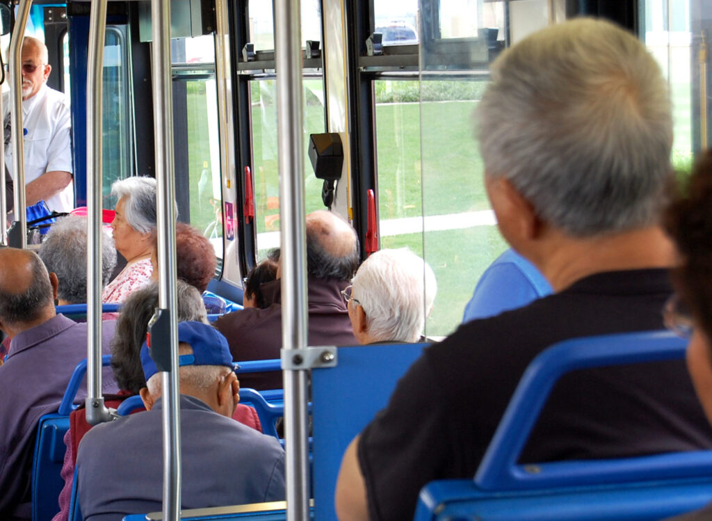 Imagem Ilustrando a Notícia: Senado aprova PL que institui gratuidade do transporte urbano para idosos com mais de 65 anos
