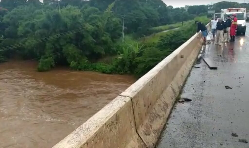 Imagem Ilustrando a Notícia: Carreta que transportava 65 bovinos cai de ponte e desaparece nas águas do Rio Meia Ponte; assista