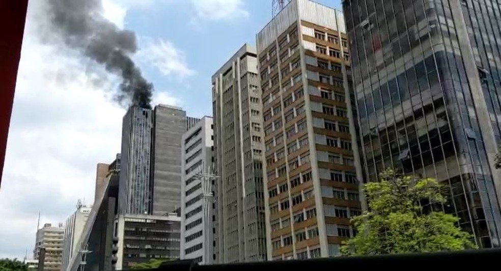 Imagem Ilustrando a Notícia: Incêndio de grandes proporções atinge prédio comercial na avenida Paulista, em São Paulo
