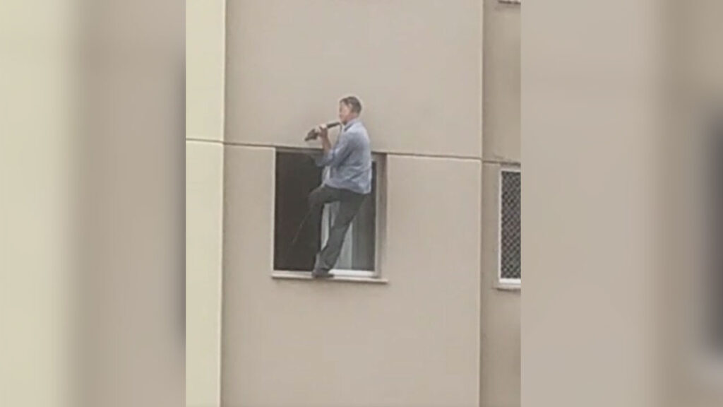Imagem Ilustrando a Notícia: Moradores registram homem pendurado em janela de prédio enquanto trabalha, em Aparecida; assista