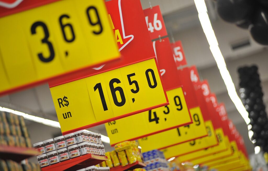 Imagem Ilustrando a Notícia: Inflação de março fica em 0,71% puxada pelos reajustes nos combustíveis e transportes
