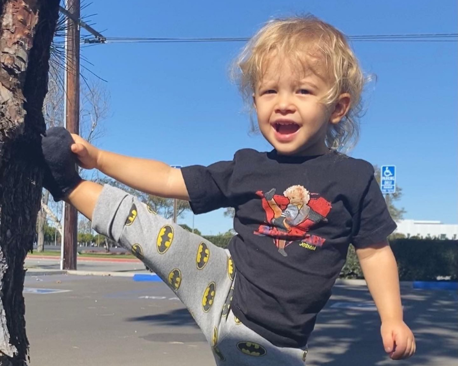 Imagem Ilustrando a Notícia: SuperBaby: bebê goiano de apenas 2 anos viraliza na internet  após fazer movimentos Taekwondo