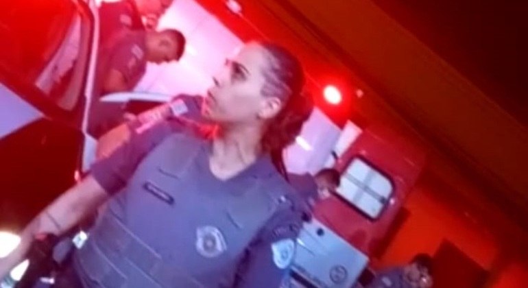 Imagem Ilustrando a Notícia: Policial Militar é flagrada em episódio transfóbico em SP; “Por enquanto é homem”