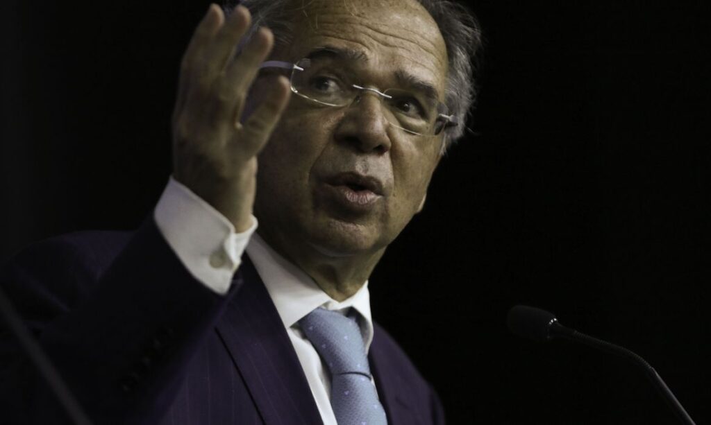Imagem Ilustrando a Notícia: Governo avalia redução de imposto “moderada” sobre combustíveis, afirma Paulo Guedes