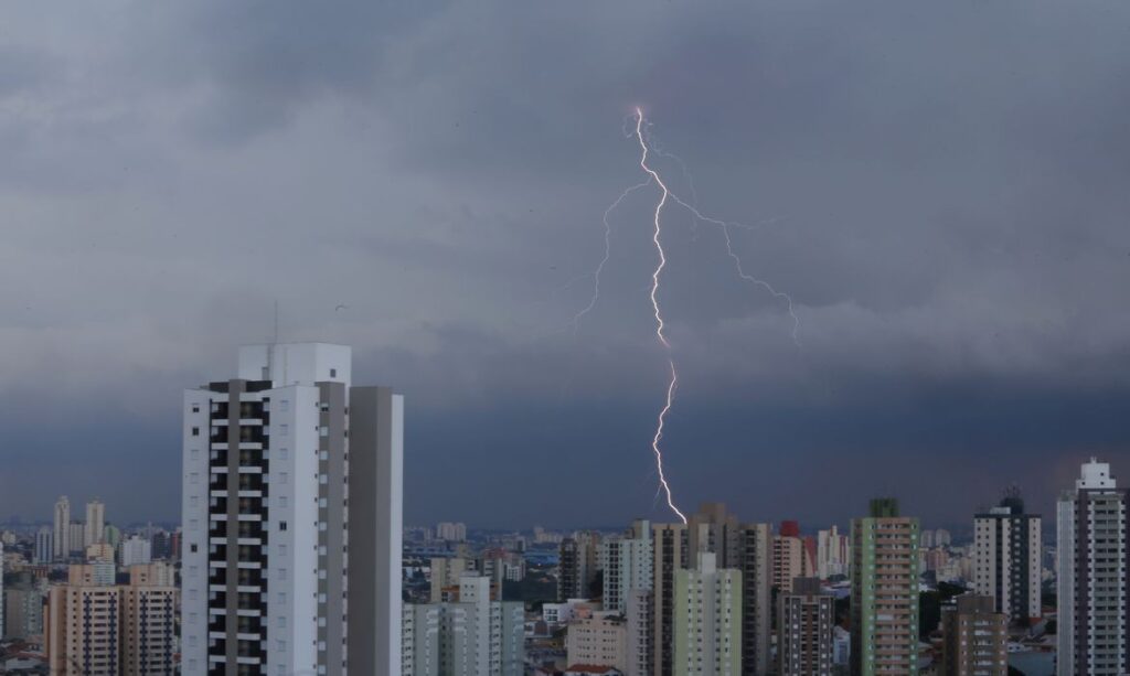 Imagem Ilustrando a Notícia: Região Sudeste do país pode enfrentar chuva forte e alagamentos, diz Defesa Civil