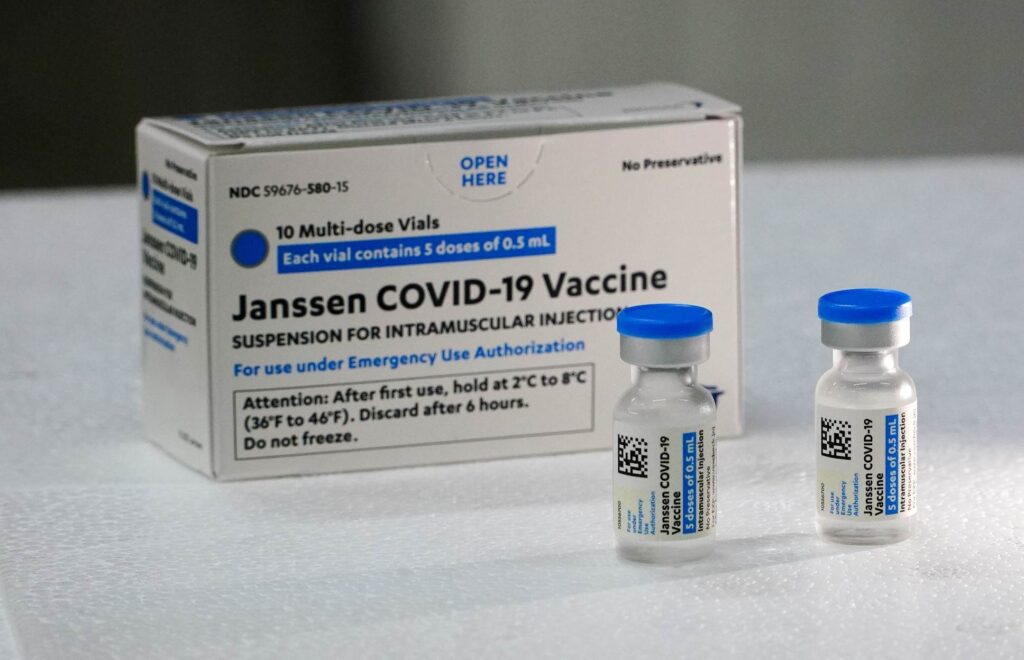 Imagem Ilustrando a Notícia: 32 milhões de doses da Janssen estão paradas no Ministério da Saúde, 77% do total recebido