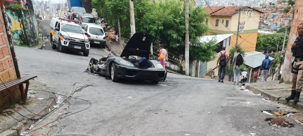 Imagem Ilustrando a Notícia: Veja vídeo em que uma Ferrari de quase R$500 mil pega fogo após pane elétrica em Belo Horizonte