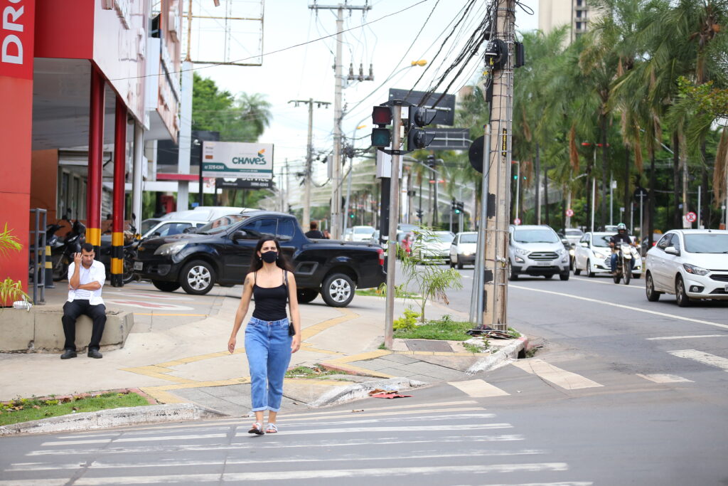 Imagem Ilustrando a Notícia: Semáforos para pedestres desligados dificultam travessia na avenida Assis Chateaubriand
