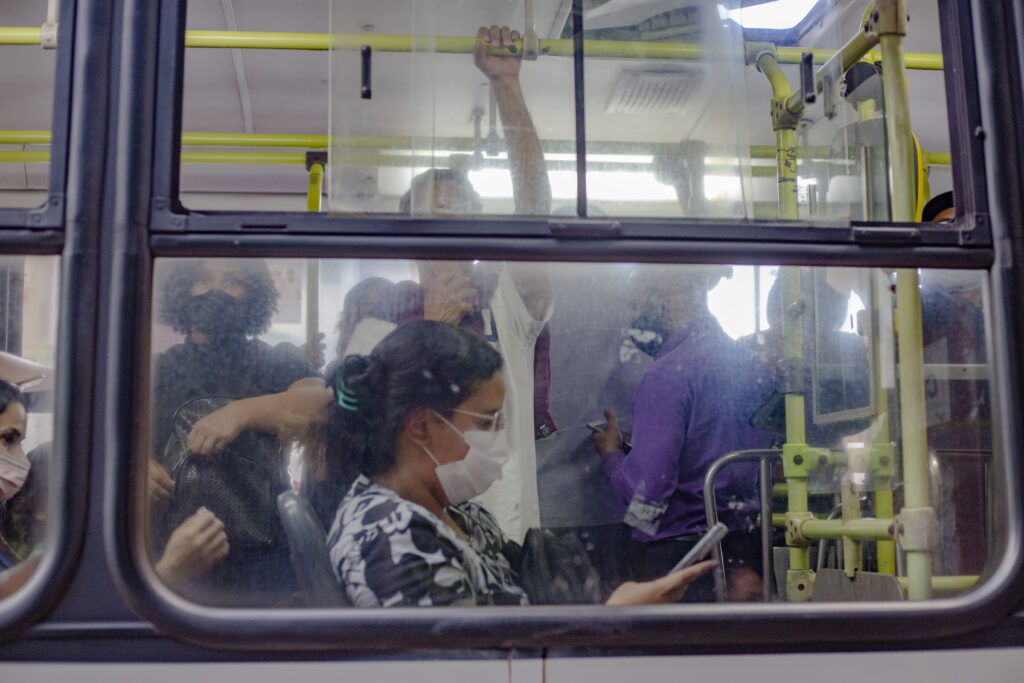 Imagem Ilustrando a Notícia: 97% das mulheres que utilizam o transporte coletivo afirmam já ter sido assediadas