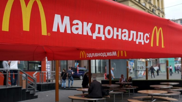 Imagem Ilustrando a Notícia: McDonald’s fecha 850 restaurantes na Rússia; Coca-Cola e Starbucks também anunciam sanções no país