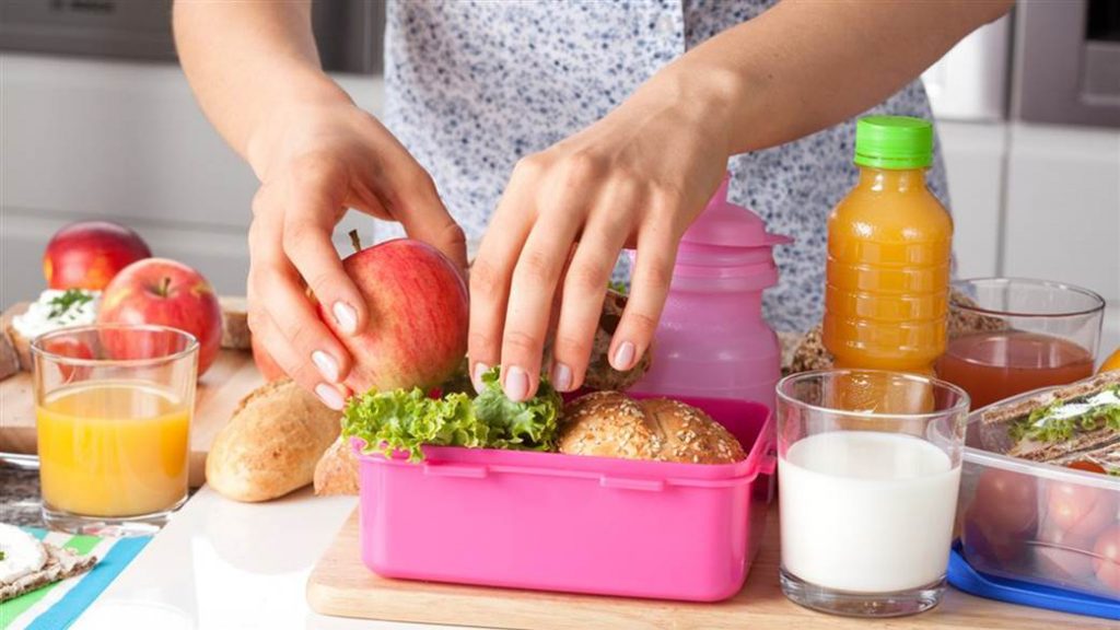 Imagem Ilustrando a Notícia: Nutricionista e chef de cozinha ensinam montar uma lancheira saudável para as crianças