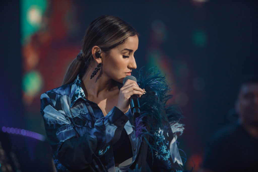 Imagem Ilustrando a Notícia: Direto dos EUA, cantora e compositora sertaneja Larissa Amoreli lança primeiro DVD da carreira
