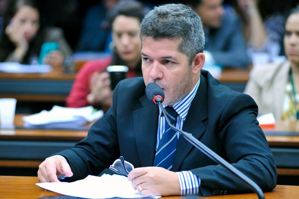 Imagem Ilustrando a Notícia: Em eventual segundo turno, Delegado Waldir é 100% Jair Bolsonaro