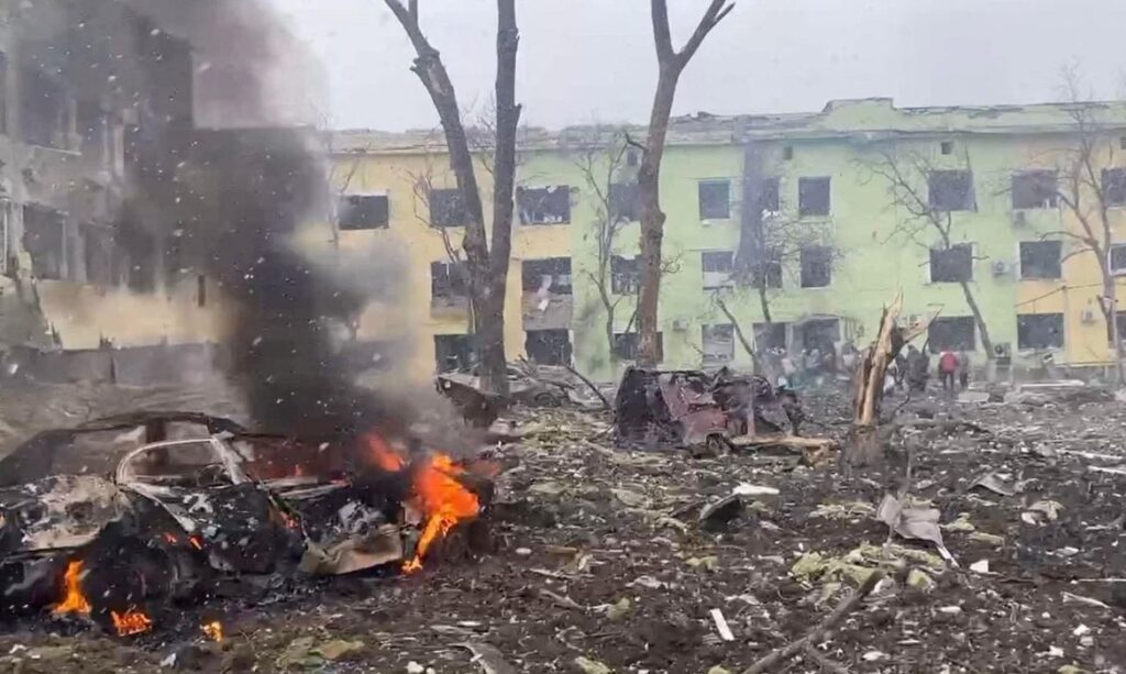 Imagem Ilustrando a Notícia: Bombardeio russo contra Mariupol dificulta tentativas de retirar civis de cidade ucraniana