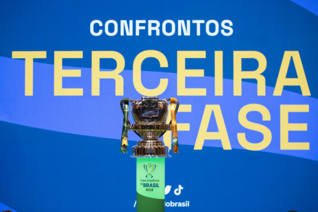Imagem Ilustrando a Notícia: Após 16 anos, Vila Nova e Fluminense voltarão a se enfrentar na Copa do Brasil