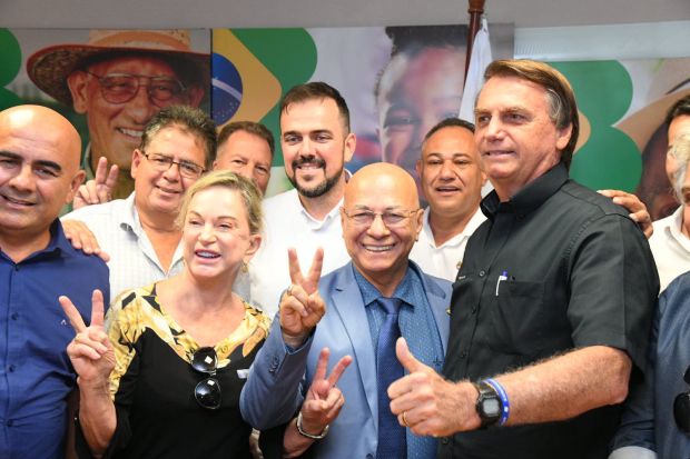 Imagem Ilustrando a Notícia: Gustavo Mendanha se arrisca para ter apoio de Jair Bolsonaro no 2º turno
