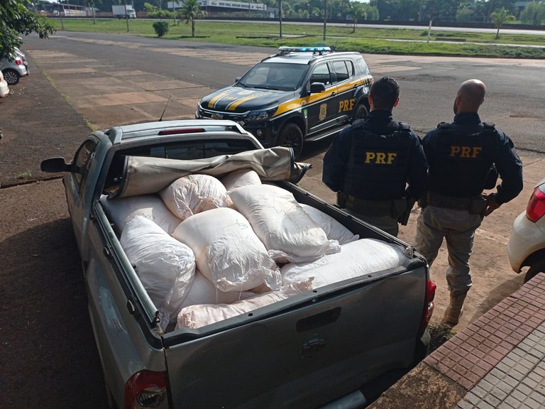 Imagem Ilustrando a Notícia: Motorista tenta fugir até a pé da PRF com 800 kg de agrotóxicos na BR-153, em Itumbiara